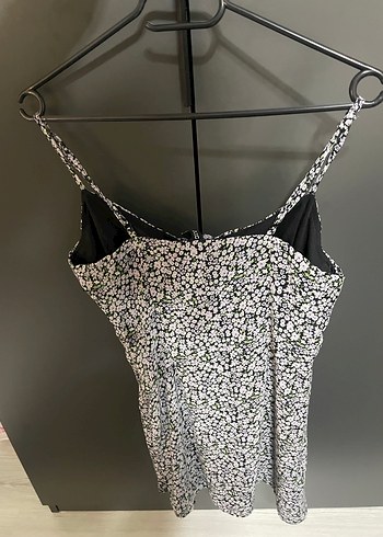 Beyaz üstü Mor Çiçek Desenli İnce Askılı Mini Elbise - Görsel 2