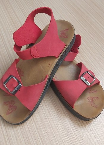 Kız Çocuk Kırmızı Tokalı Sandalet