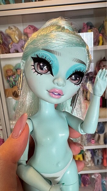 Beden Rainbow High Zooey Electra