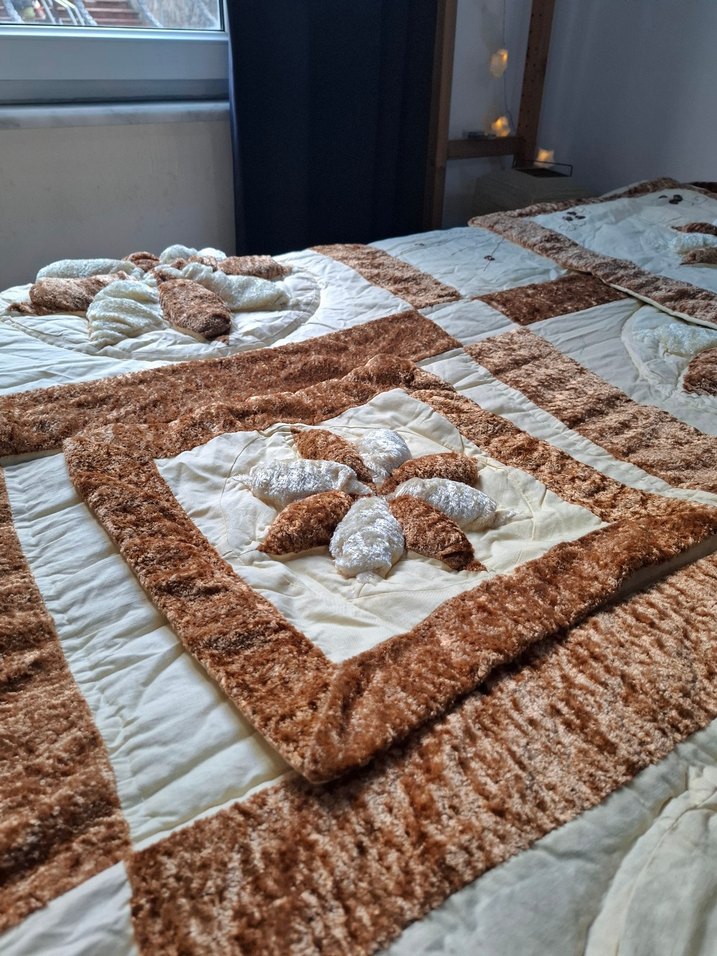 Kahverengi İşlemeli Yatak Örtüsü - Görsel 3