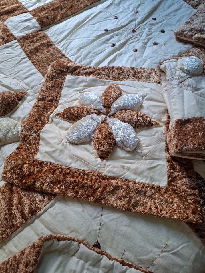 Kahverengi İşlemeli Yatak Örtüsü - Görsel 5