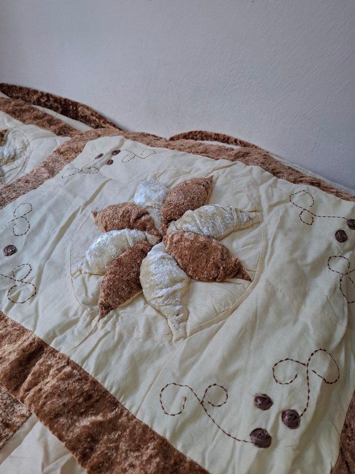 Kahverengi İşlemeli Yatak Örtüsü - Görsel 4