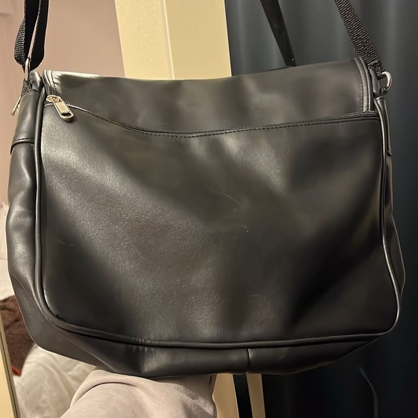 Siyah Deri Postacı Çantası - Görsel 2