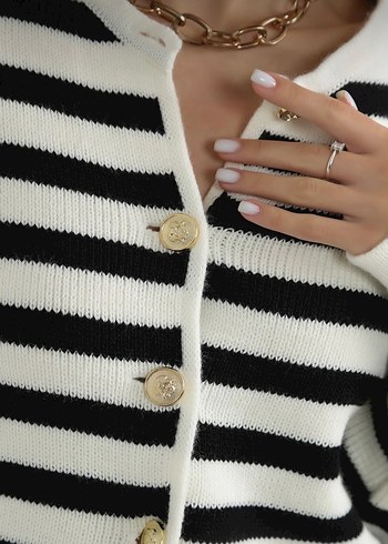 Düğmeli Zebra Desenli Kısa Beyaz Kadın Hırka - Görsel 4