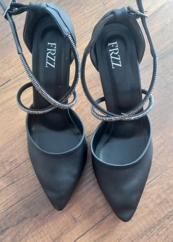 FRZZ Siyah Tokalı Stiletto Topuklu Kadın Ayakkabı