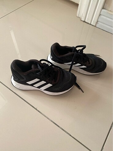 Adidas Az kullanılmıştır