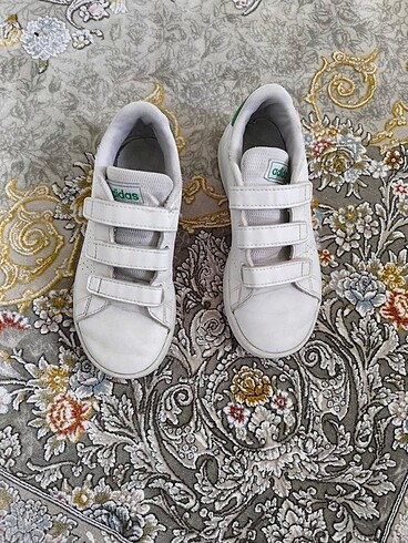 Adidas orijinal az kullanılmış bir ayakkabı