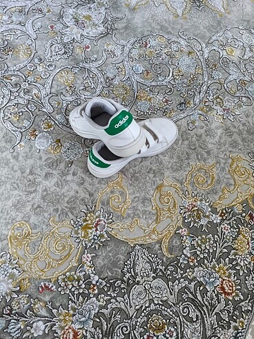31 Beden beyaz Renk Adidas orijinal az kullanılmış bir ayakkabı