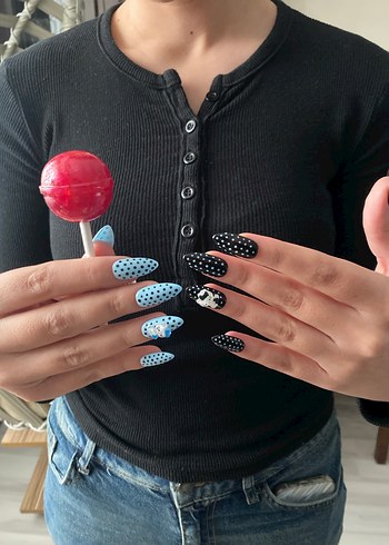 Mavi ve Siyah Puantiye hello kitty takma tırnak - Görsel 2