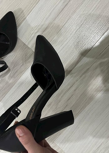 Siyah Tokalı Kalın Topuklu Kadın Ayakkabı - Görsel 2