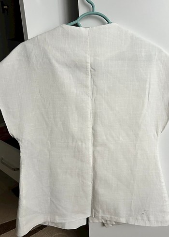 Düğmeli Beyaz Keten Kolsuz V Yaka Gömlek - Görsel 2