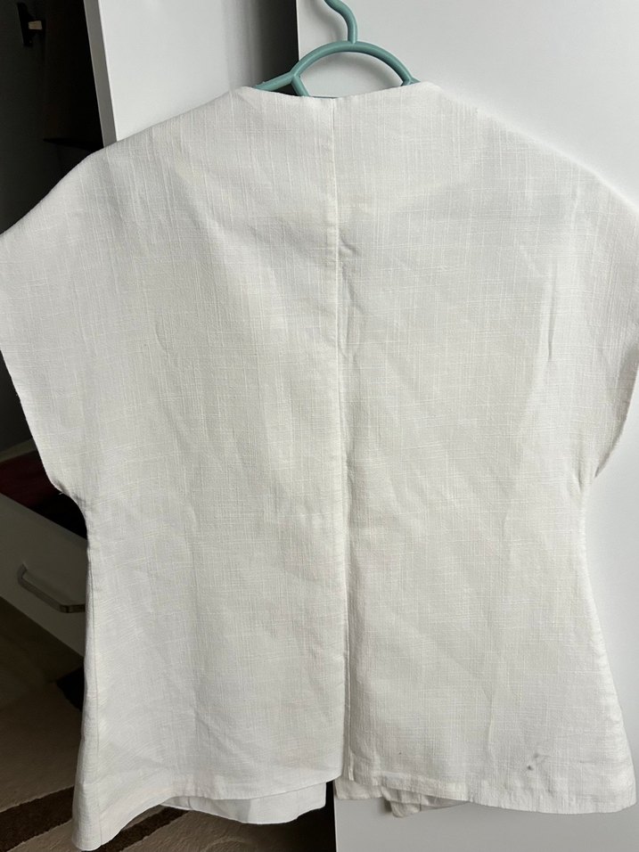 Düğmeli Beyaz Keten Kolsuz V Yaka Gömlek - Görsel 2