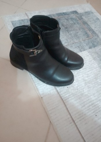 Siyah Deri Tokalı Kadın Bot