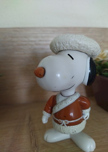 Renkli Kıyafetli Beyaz Snoopy Figürü