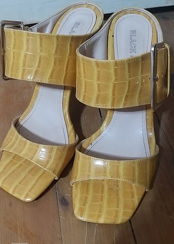 Sarı Parlak Blok Topuklu Kadın Sandalet