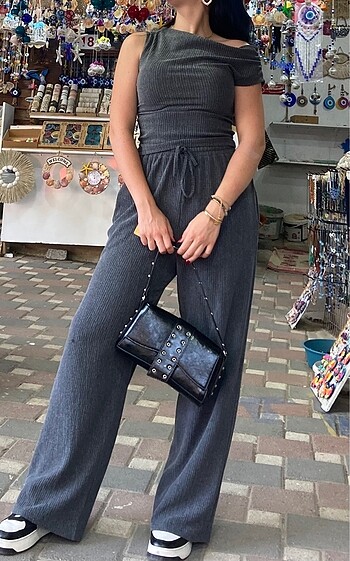 Az giyilmiştir