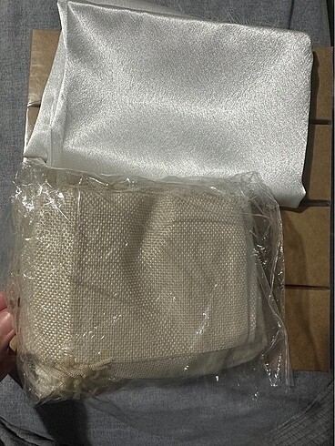 kutu, kese, saten örtü ve 3 tektaş yüzük