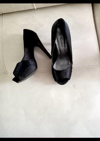 Siyah Pilili Stiletto Topuklu Kadın Ayakkabı