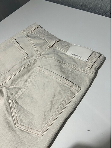 s Beden Stradivarius bej jean