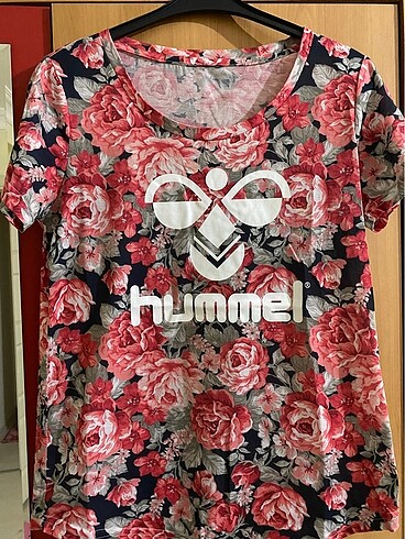 Hummel çiçekli tişört