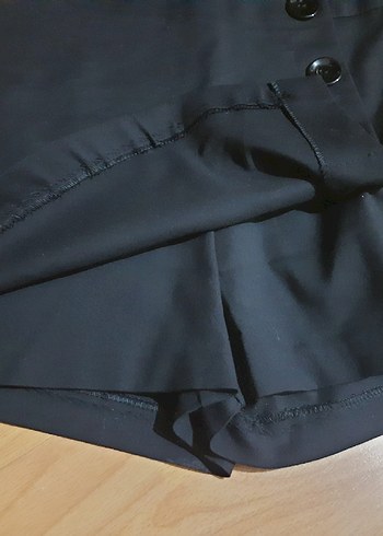 Düğmeli Siyah Midi şortlu Mini Etek - Görsel 2