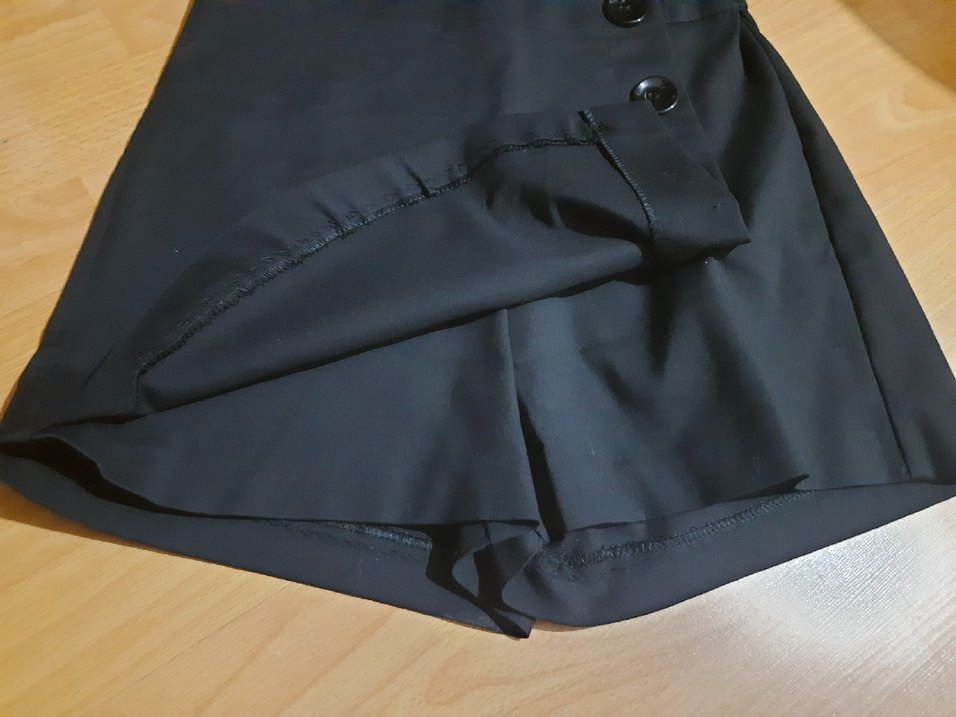 Düğmeli Siyah Midi şortlu Mini Etek - Görsel 2