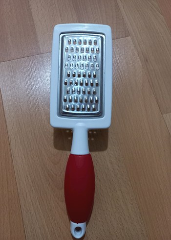 Kırmızı Saplı Gri Rende