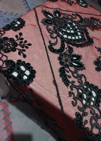 Bordo Nakışlı Masa Örtüsü - Görsel 3