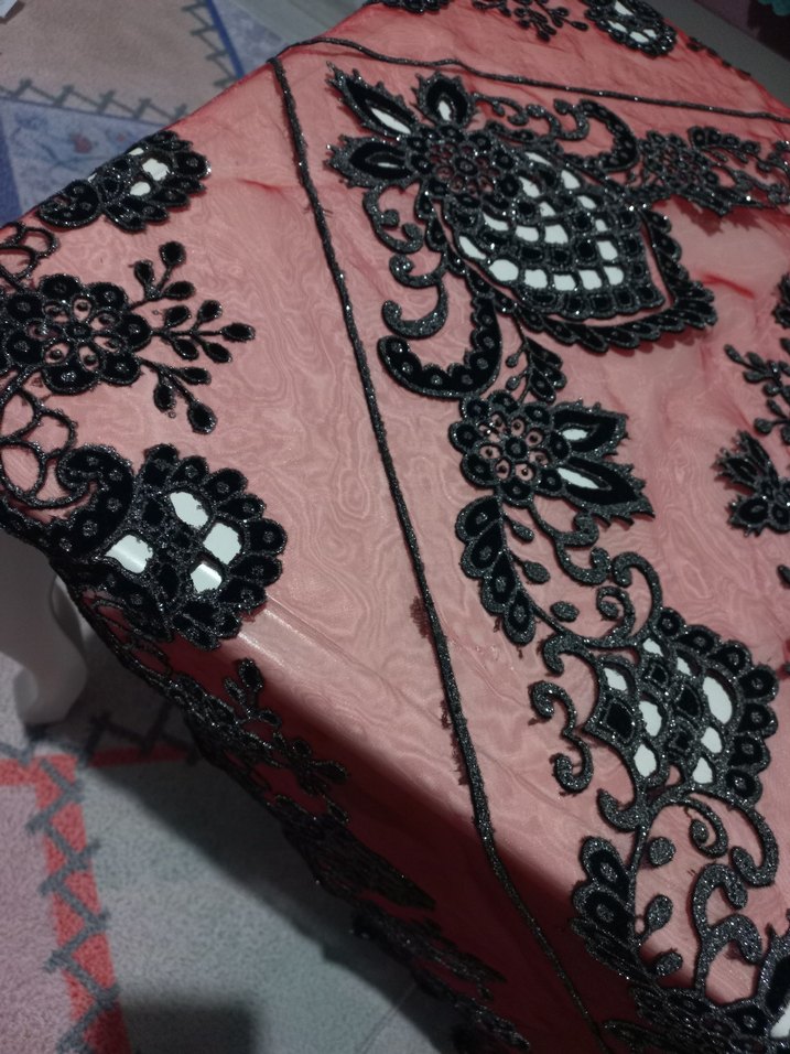 Bordo Nakışlı Masa Örtüsü - Görsel 3