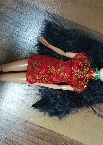 Barbie Kırmızı Elbise Giyen Renkli Bebek