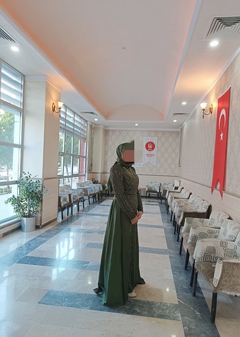 44 Beden Drapeli Yüksek Yakalı Uzun Kollu Haki Abiye