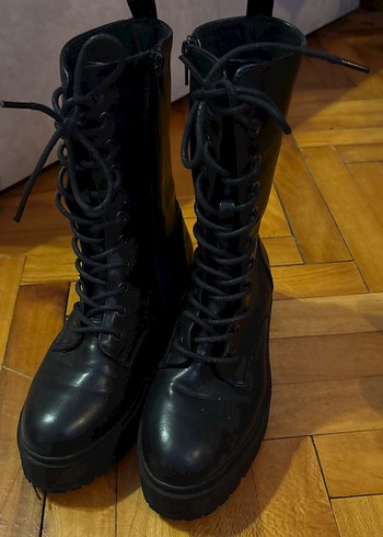 Siyah Deri Dantel Detaylı Gotik Kadın Botu - Görsel 3