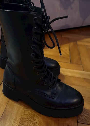 Siyah Deri Dantel Detaylı Gotik Kadın Botu - Görsel 2