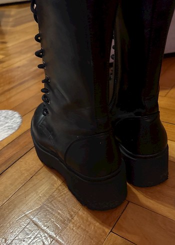 Siyah Deri Dantel Detaylı Gotik Kadın Botu - Görsel 7