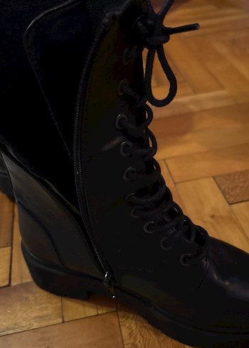 Siyah Deri Dantel Detaylı Gotik Kadın Botu - Görsel 5