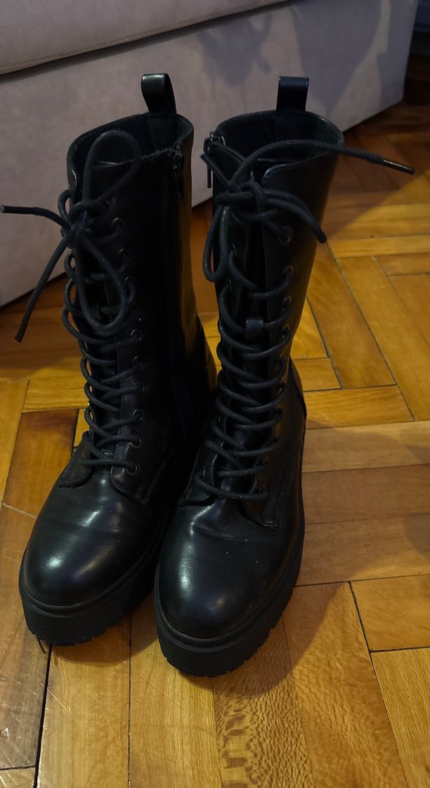 Siyah Deri Dantel Detaylı Gotik Kadın Botu - Görsel 3