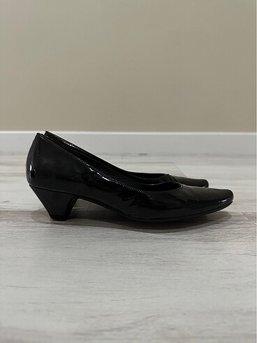 35 Beden siyah Renk Derimod kısa topuklu rugan ayakkabı