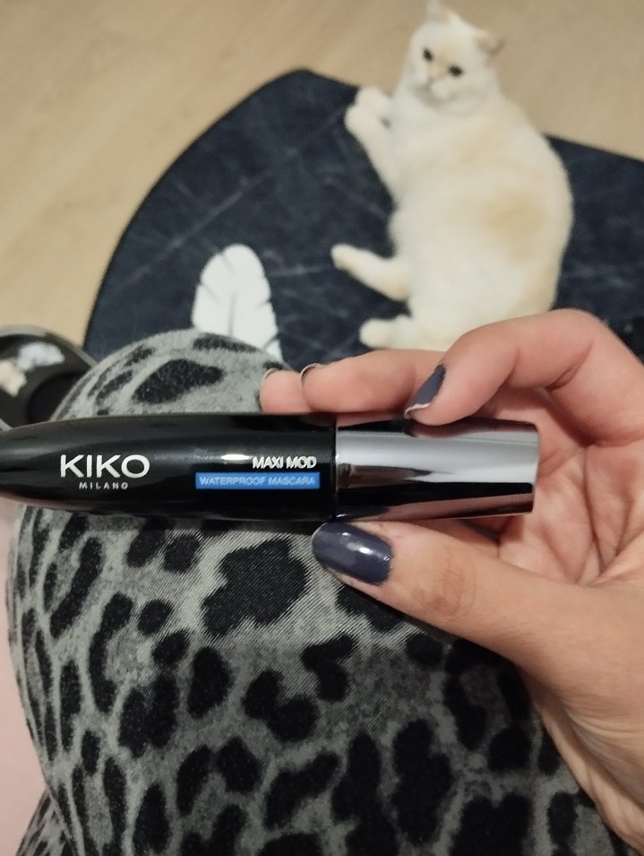 KIKO Maxi Mod Siyah Suya Dayanıklı Maskara - Görsel 2