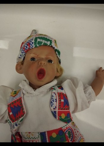 Renkli Desenli Kıyafetli Porselen Bebek - Görsel 6