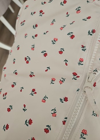 Kapüşonlu Beyaz Desenli Kız Yağmurluğu - Görsel 4
