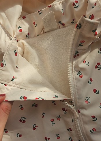 Kapüşonlu Beyaz Desenli Kız Yağmurluğu - Görsel 2