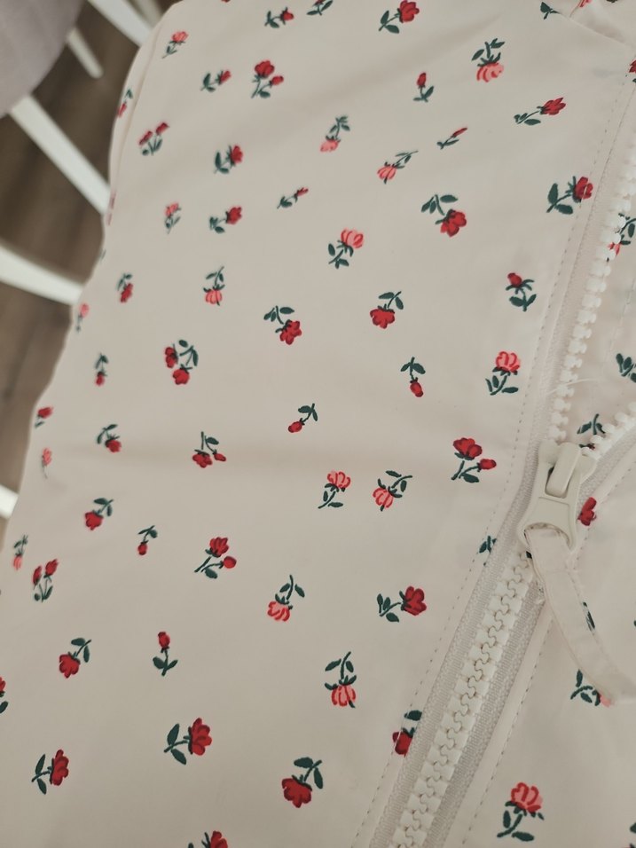 Kapüşonlu Beyaz Desenli Kız Yağmurluğu - Görsel 4