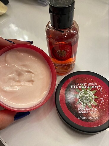 The Body Shop the body shop çilekli vücut yağı ve duş jeli