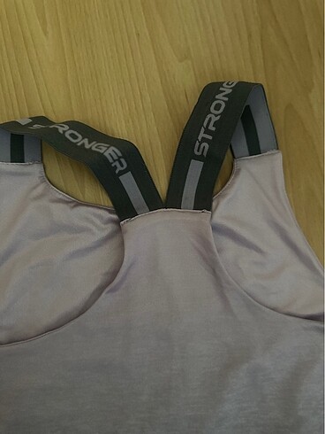 Sporcu body içerisinde göğüs pedi ayrı