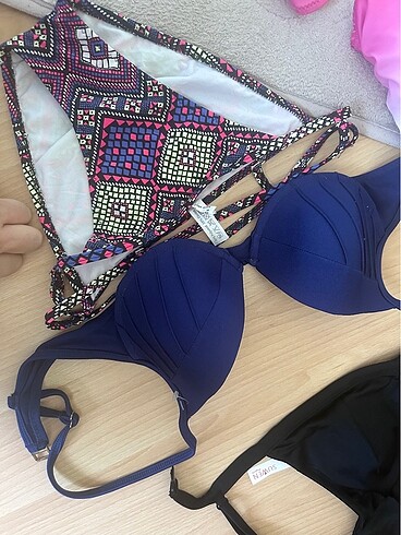 Bir sürü bikini çoğu yeni