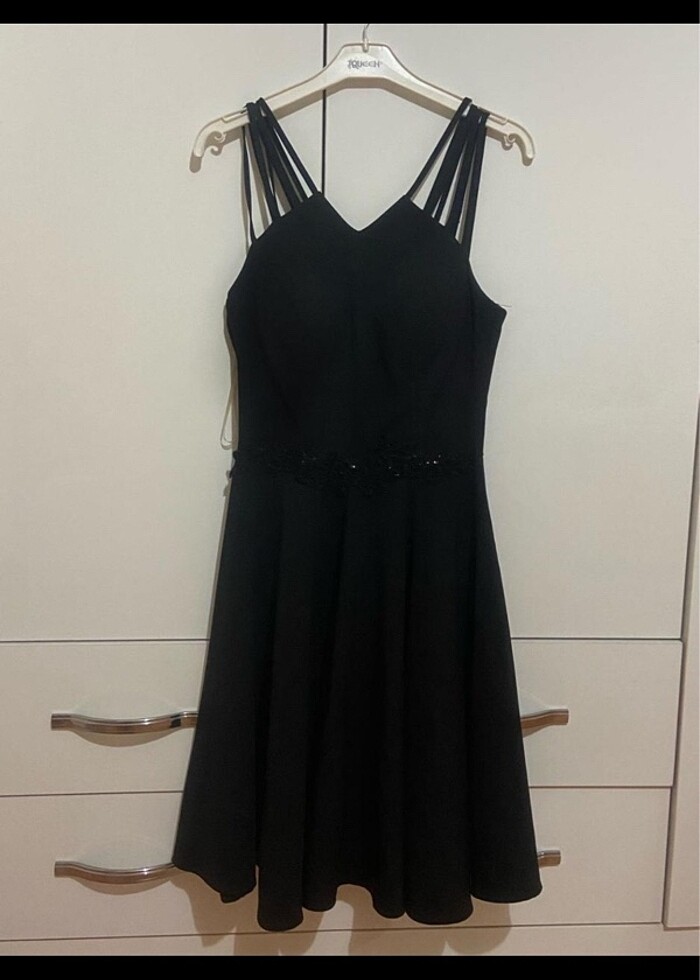 Kısa siyah elbise - Görsel 3