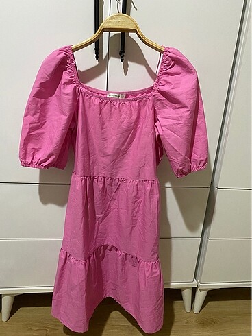 Pembe elbise