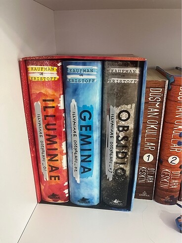 Illuminae dosyalari serisi Kaufman ve Kristoff