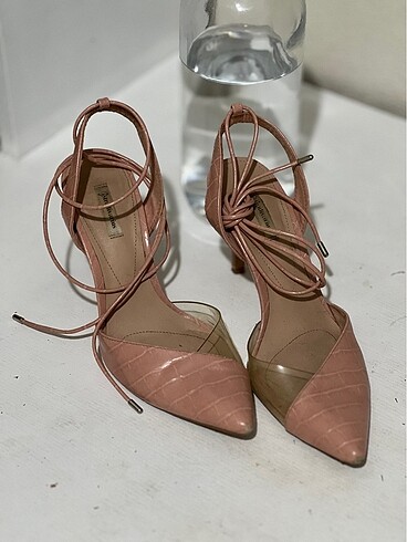 37 Beden ten rengi Renk Stradivarius bağcıklı nude topuklu