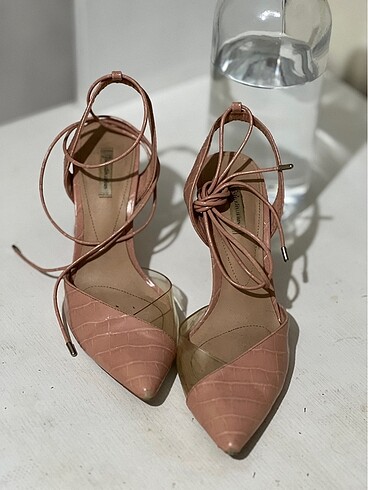 37 Beden Stradivarius bağcıklı nude topuklu